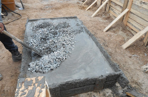 Подборка материалов и сборка корыта для замешивания бетона.